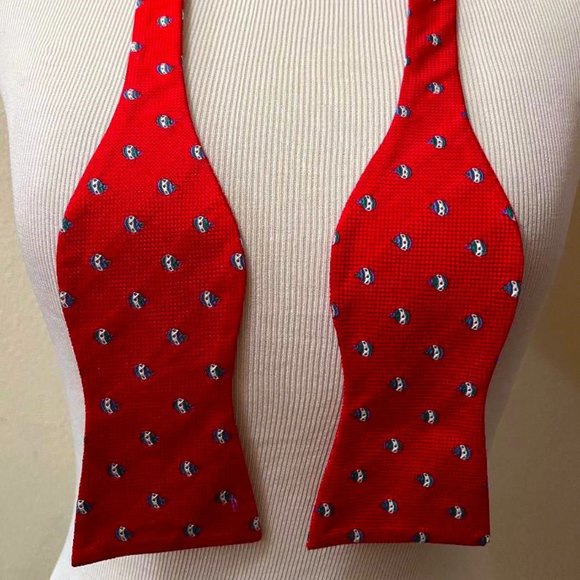 Daniel Cremieux Red Christmas Ornament patterned Bow Tie 100% Silk NWOT - Picture 1 of 3